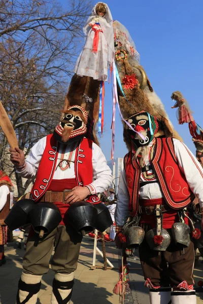 Pernik Bulgaria Gennaio 2019 Persone Con Maschera Chiamata Kukeri Ballano — Foto Stock