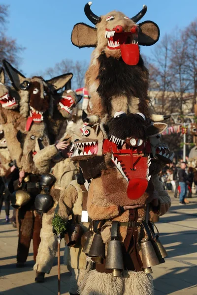 ブルガリアのペルニク 1月28 2019 クケリダンスと呼ばれる仮面を持つ人々は ブルガリアのペルニクの町にあるマスケードゲームスルバの国際フェスティバルで悪霊を怖がらせるために実行されます — ストック写真