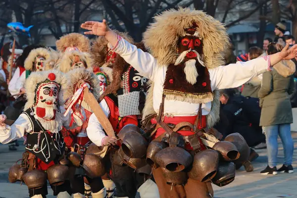 Pernik Bulgária Janeiro 2019 Pessoas Com Máscara Chamada Kukeri Dançam — Fotografia de Stock