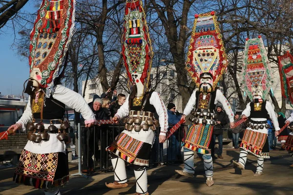 Pernik Bulgária 2019 Január Kukeri Álarcos Emberek Táncolnak Játszanak Hogy — Stock Fotó
