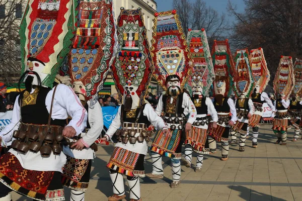 Pernik Bulgária 2019 Január Kukeri Álarcos Emberek Táncolnak Játszanak Hogy — Stock Fotó