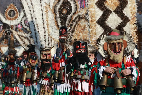 Pernik Bułgaria Stycznia 2019 Ludzie Maską Kukeri Tańczą Straszą Złe — Zdjęcie stockowe