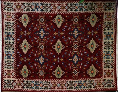 Etnik ve halk desenli el yapımı halı.