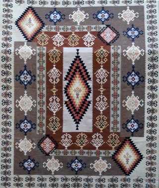 Etnik ve halk desenli el yapımı halı.