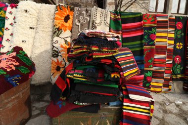 Bulgaristan 'ın Shiroka Luka kentindeki Rodop köyünde renkli halı ve kil tabakları