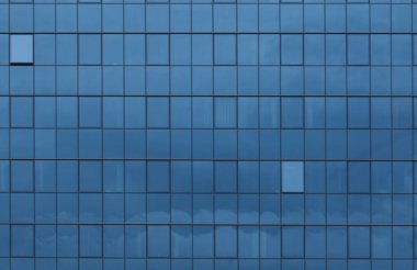 Ofis binasının pencerelerine yansıyan gökyüzü