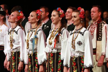 Sofya, Bulgaristan - 2 Mayıs 2018: Geleneksel folklor kostümlü insanlar Bulgaristan 'ın Sofya kentindeki Ulusal folklor fuarında halk dansları horosu yaptılar 