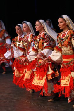 Sofya, Bulgaristan - 2 Mayıs 2018: Geleneksel folklor kostümlü insanlar Bulgaristan 'ın Sofya kentindeki Ulusal folklor fuarında halk dansları horosu yaptılar 