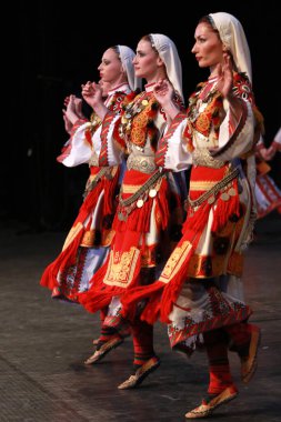 Sofya, Bulgaristan - 2 Mayıs 2018: Geleneksel folklor kostümlü insanlar Bulgaristan 'ın Sofya kentindeki Ulusal folklor fuarında halk dansları horosu yaptılar 