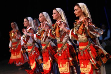 Sofya, Bulgaristan - 2 Mayıs 2018: Geleneksel folklor kostümlü insanlar Bulgaristan 'ın Sofya kentindeki Ulusal folklor fuarında halk dansları horosu yaptılar 