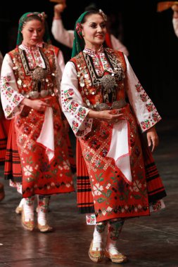 Sofya, Bulgaristan - 2 Mayıs 2018: Geleneksel folklor kostümlü insanlar Bulgaristan 'ın Sofya kentindeki Ulusal folklor fuarında halk dansları horosu yaptılar 