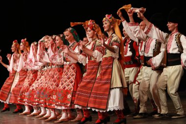 Sofya, Bulgaristan - 2 Mayıs 2018: Geleneksel folklor kostümlü insanlar Bulgaristan 'ın Sofya kentindeki Ulusal folklor fuarında halk dansları horosu yaptılar 