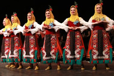Sofya, Bulgaristan - 2 Mayıs 2018: Geleneksel folklor kostümlü insanlar Bulgaristan 'ın Sofya kentindeki Ulusal folklor fuarında halk dansları horosu yaptılar 