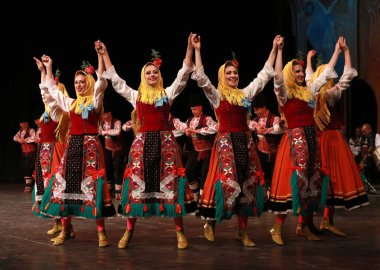 Sofya, Bulgaristan - 2 Mayıs 2018: Geleneksel folklor kostümlü insanlar Bulgaristan 'ın Sofya kentindeki Ulusal folklor fuarında halk dansları horosu yaptılar 