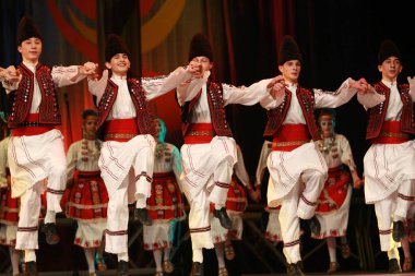 Sofya, Bulgaristan - 4 Şubat 2009: Geleneksel folklor kostümlü insanlar Bulgaristan 'ın Sofya kentindeki Ulusal folklor fuarında halk dansları Bulgar horosu sergilediler