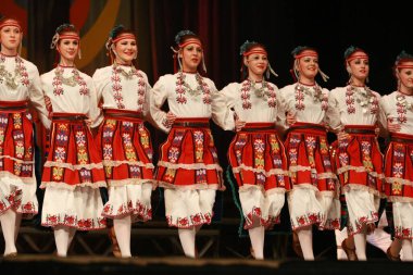 Sofya, Bulgaristan - 4 Şubat 2009: Geleneksel folklor kostümlü insanlar Bulgaristan 'ın Sofya kentindeki Ulusal folklor fuarında halk dansları Bulgar horosu sergilediler