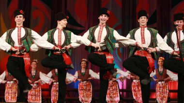 Sofya, Bulgaristan - 4 Şubat 2009: Geleneksel folklor kostümlü insanlar Bulgaristan 'ın Sofya kentindeki Ulusal folklor fuarında halk dansları Bulgar horosu sergilediler