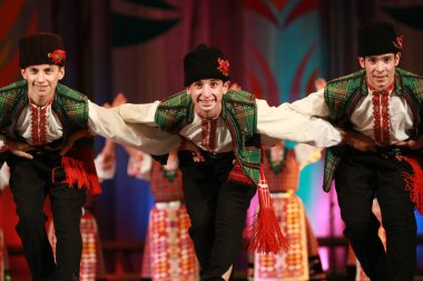 Sofya, Bulgaristan - 4 Şubat 2009: Geleneksel folklor kostümlü insanlar Bulgaristan 'ın Sofya kentindeki Ulusal folklor fuarında halk dansları Bulgar horosu sergilediler