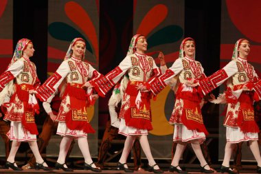 Sofya, Bulgaristan - 4 Şubat 2009: Geleneksel folklor kostümlü insanlar Bulgaristan 'ın Sofya kentindeki Ulusal folklor fuarında halk dansları Bulgar horosu sergilediler