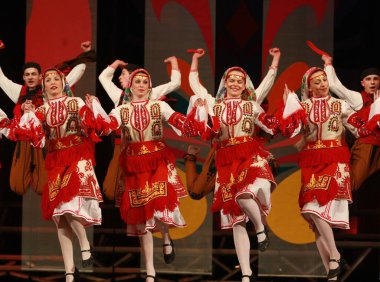 Sofya, Bulgaristan - 4 Şubat 2009: Geleneksel folklor kostümlü insanlar Bulgaristan 'ın Sofya kentindeki Ulusal folklor fuarında halk dansları Bulgar horosu sergilediler