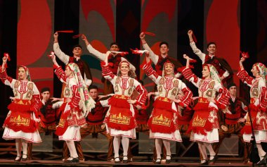 Sofya, Bulgaristan - 4 Şubat 2009: Geleneksel folklor kostümlü insanlar Bulgaristan 'ın Sofya kentindeki Ulusal folklor fuarında halk dansları Bulgar horosu sergilediler