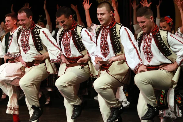 2018年5月2日 ブルガリア ソフィアで民族衣装を着た人々が民族舞踊を披露 — ストック写真