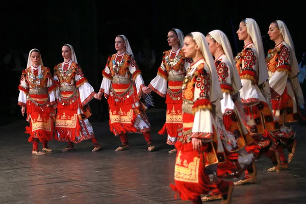 Sofya, Bulgaristan - 2 Mayıs 2018: Geleneksel folklor kostümlü insanlar Bulgaristan 'ın Sofya kentindeki Ulusal folklor fuarında halk dansları horosu yaptılar 