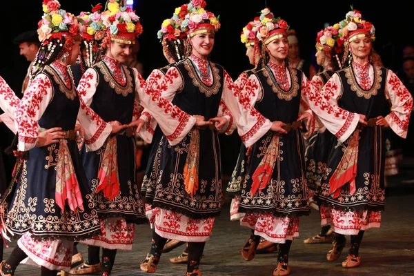 保加利亚索菲亚 2018年5月2日 身着传统民俗服装的人在保加利亚索菲亚的国家民俗博览会上表演民间舞蹈 — 图库照片
