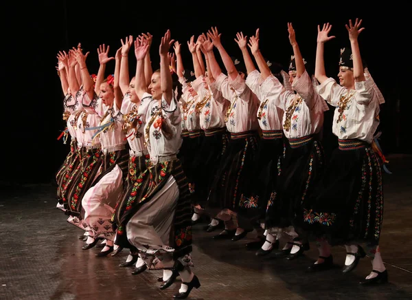 保加利亚索菲亚 2018年5月2日 身着传统民俗服装的人在保加利亚索菲亚的国家民俗博览会上表演民间舞蹈 — 图库照片