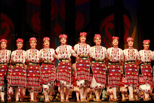 Sofia Bulgária Fevereiro 2009 Pessoas Trajes Folclóricos Tradicionais Realizam Dança — Fotografia de Stock