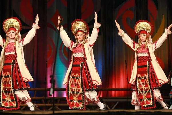 Sofia Bulgarien Februari 2009 Människor Traditionella Folkdräkter Utför Folkdans Bulgariska — Stockfoto