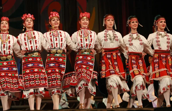 Sofia Bulgarien Februari 2009 Människor Traditionella Folkdräkter Utför Folkdans Bulgariska — Stockfoto