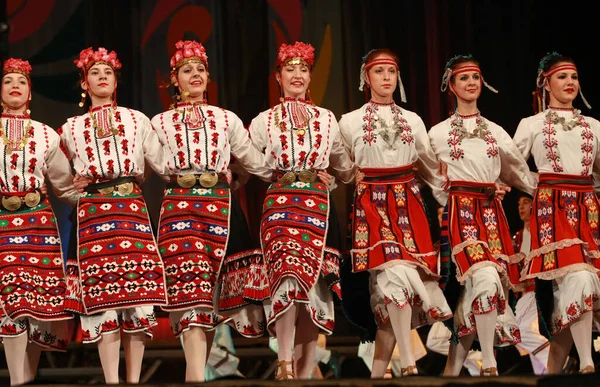 Sofia Bulgária Fevereiro 2009 Pessoas Trajes Folclóricos Tradicionais Realizam Dança — Fotografia de Stock