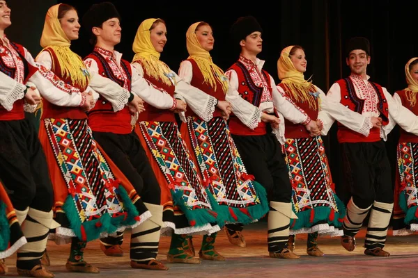 Sofia Bulgarien Februari 2009 Människor Traditionella Folkdräkter Utför Folkdans Bulgariska — Stockfoto