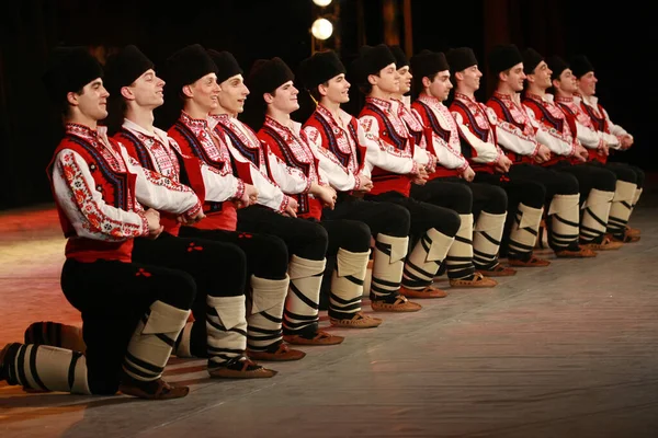 保加利亚索菲亚 2009年2月4日 身着传统民俗服装的人在保加利亚索菲亚的全国民俗展销会上表演民族舞蹈团舞曲 — 图库照片