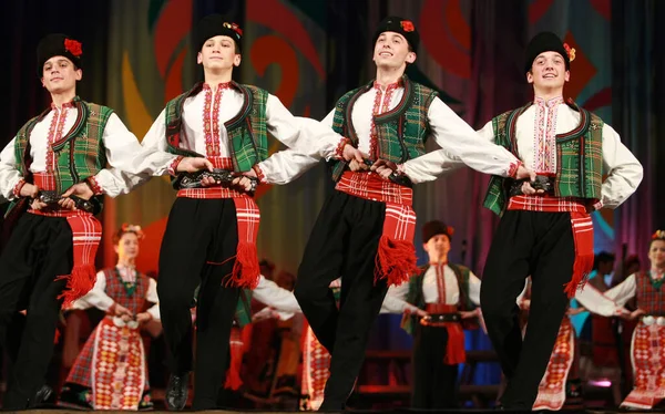 Sofia Bulgarien Februari 2009 Människor Traditionella Folkdräkter Utför Folkdans Bulgariska — Stockfoto