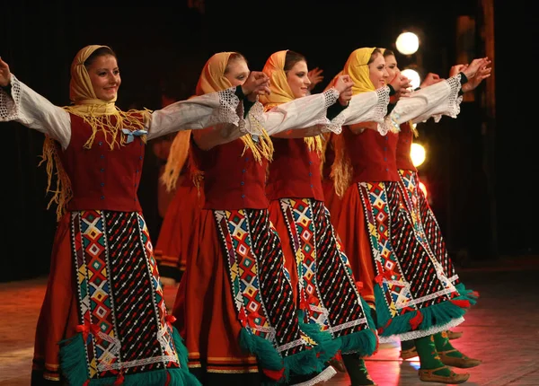 Sofya, Bulgaristan - 4 Şubat 2009: Geleneksel folklor kostümlü insanlar Bulgaristan 'ın Sofya kentindeki Ulusal folklor fuarında halk dansları Bulgar horosu sergilediler