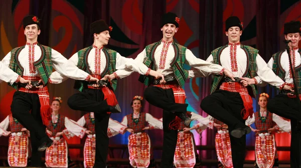 Sofia Bulgária Fevereiro 2009 Pessoas Trajes Folclóricos Tradicionais Realizam Dança — Fotografia de Stock