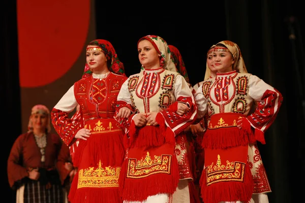 Sofia Bulgária Fevereiro 2009 Pessoas Trajes Folclóricos Tradicionais Realizam Dança — Fotografia de Stock