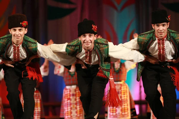 Sofia Bulgária Fevereiro 2009 Pessoas Trajes Folclóricos Tradicionais Realizam Dança — Fotografia de Stock