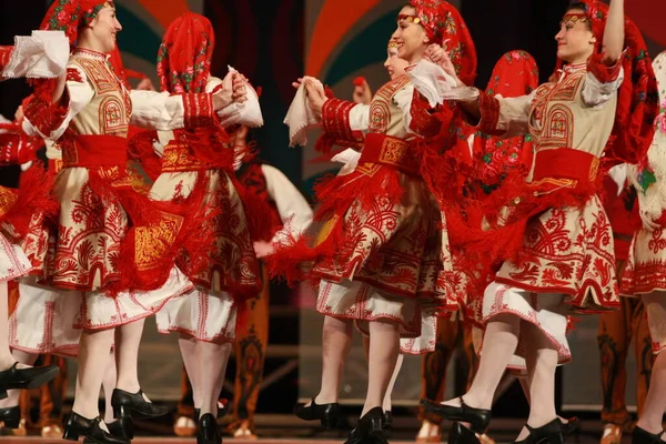 ブルガリア ソフィア2009年2月4日 伝統的な民族衣装を着た人々がブルガリアのソフィアで行われる民族民俗祭で民族舞踊のブルガリアのホーローを披露する — ストック写真