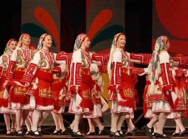 Sofya, Bulgaristan - 4 Şubat 2009: Geleneksel folklor kostümlü insanlar Bulgaristan 'ın Sofya kentindeki Ulusal folklor fuarında halk dansları Bulgar horosu sergilediler