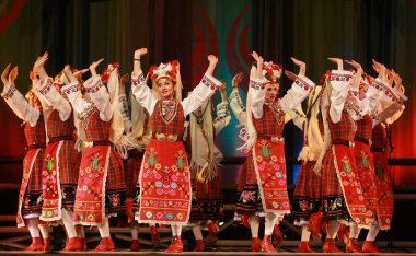 Sofya, Bulgaristan - 4 Şubat 2009: Geleneksel folklor kostümlü insanlar Bulgaristan 'ın Sofya kentindeki Ulusal folklor fuarında halk dansları Bulgar horosu sergilediler