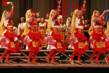 Sofya, Bulgaristan - 4 Şubat 2009: Geleneksel folklor kostümlü insanlar Bulgaristan 'ın Sofya kentindeki Ulusal folklor fuarında halk dansları Bulgar horosu sergilediler