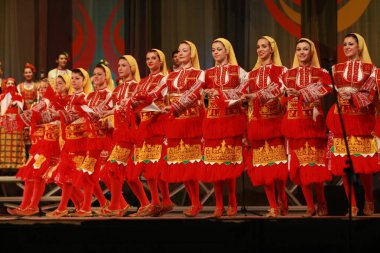 Sofya, Bulgaristan - 4 Şubat 2009: Geleneksel folklor kostümlü insanlar Bulgaristan 'ın Sofya kentindeki Ulusal folklor fuarında halk dansları Bulgar horosu sergilediler