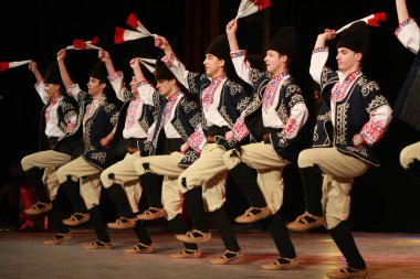 Sofya, Bulgaristan - 4 Şubat 2009: Geleneksel folklor kostümlü insanlar Bulgaristan 'ın Sofya kentindeki Ulusal folklor fuarında halk dansları Bulgar horosu sergilediler