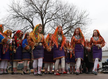 Velingrad, Bulgaristan - 24 Şubat 2018: Geleneksel kostümlü insanlar Velingrad yakınlarındaki bir çayır, At Paskalyası olarak da bilinen geleneksel Todorov Günü 'nde şarkı söyleyip dans ediyorlar.