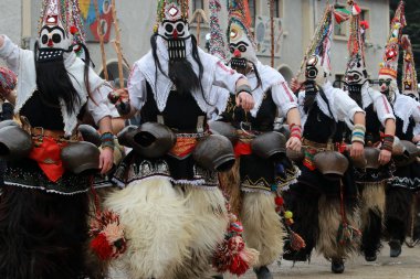Shiroka laka, Bulgaristan - 4 Mart 2018: Bulgaristan 'ın Shiroka laka kentinde düzenlenen Maskeli Balo Oyunları Festivali' nde geleneksel Kukeri kostümlü insanlar görülüyor.