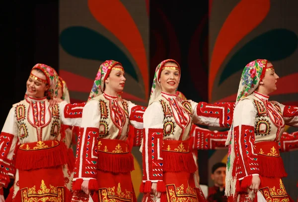 Sofia Bulgária Fevereiro 2009 Pessoas Trajes Folclóricos Tradicionais Realizam Dança — Fotografia de Stock