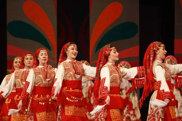 Sofia Bulgária Fevereiro 2009 Pessoas Trajes Folclóricos Tradicionais Realizam Dança — Fotografia de Stock